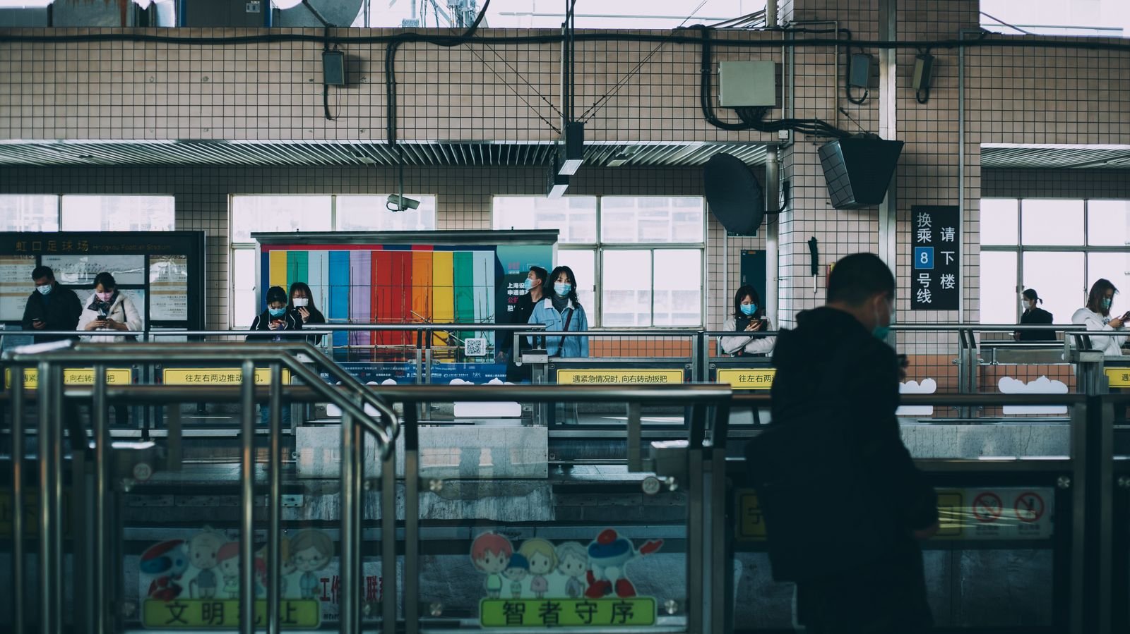 Shanghai Metro station platforms and ticket gates.