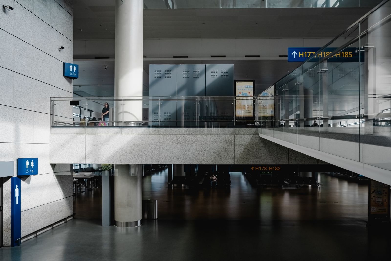 Departure gates at Shanghai Hongqiao Airport, signposted to gates H177&ndash;H185.